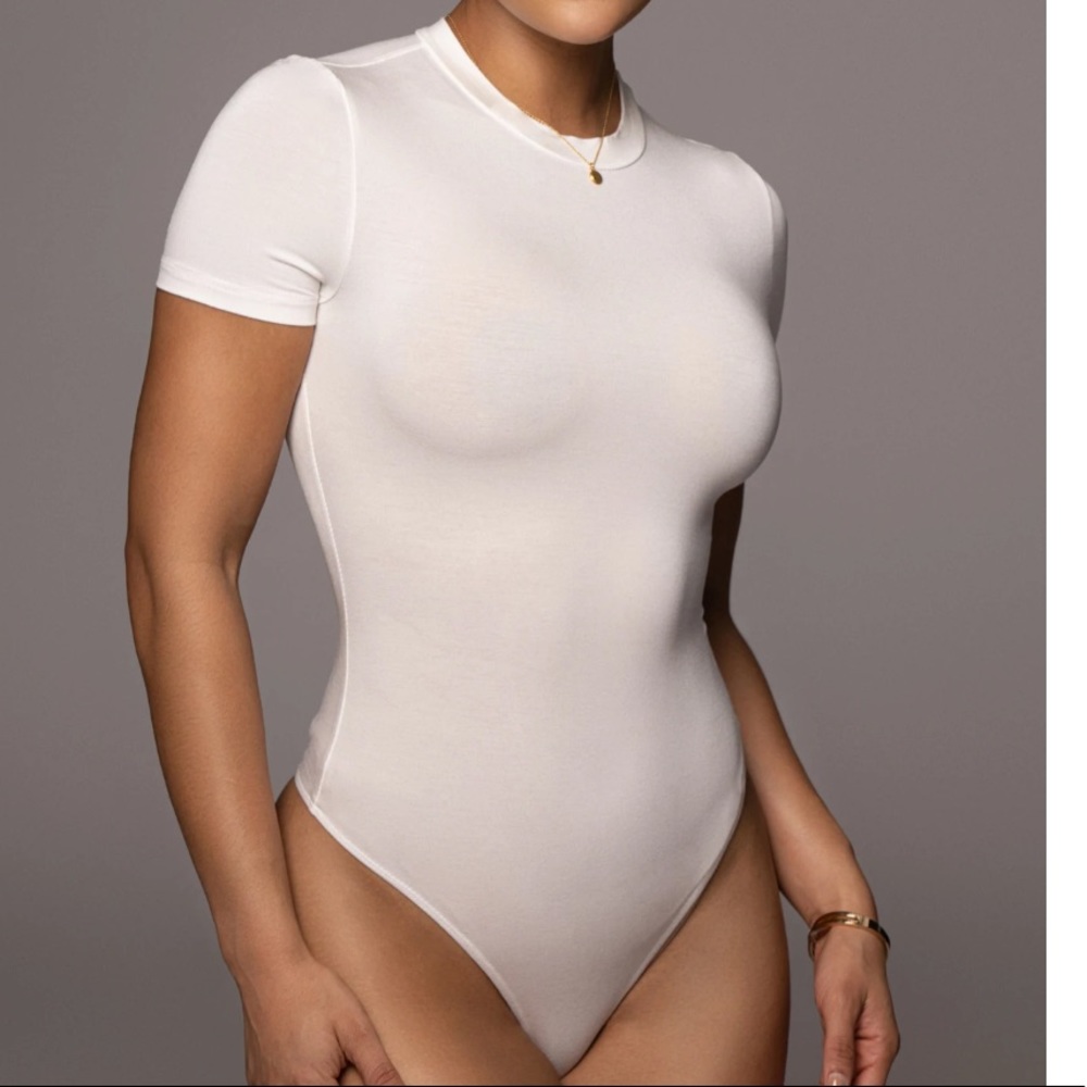 BILLIE WHITE SHORT SLEEVES BODYSUITS